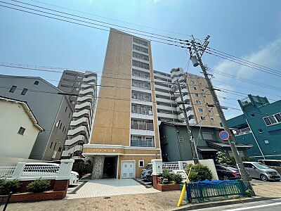 外観：青空が広がる開放的な立地です。周囲にはマンションが立ち並び、住環境が整っています。利便性の良い暮らしを望む方におすすめです。