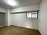 その他：フローリングと白を基調とした内装で、どんな家具とも合わせやすいお部屋です。窓から自然光が差し込み、明るい空間で新生活を始めませんか。