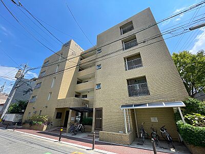 外観：穏やかな空が広がる現地は、建物の外観が際立ちます。日差しを浴びて輝く外壁は、暮らしに彩りを添えるでしょう。 