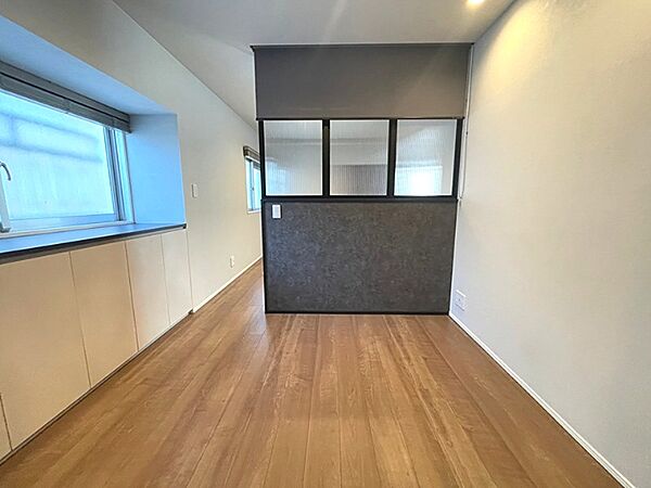 収納スペースのある居室は、書斎や趣味の部屋としても活用できます。窓から光が差し込む明るい空間で、自分だけの時間を過ごしませんか。