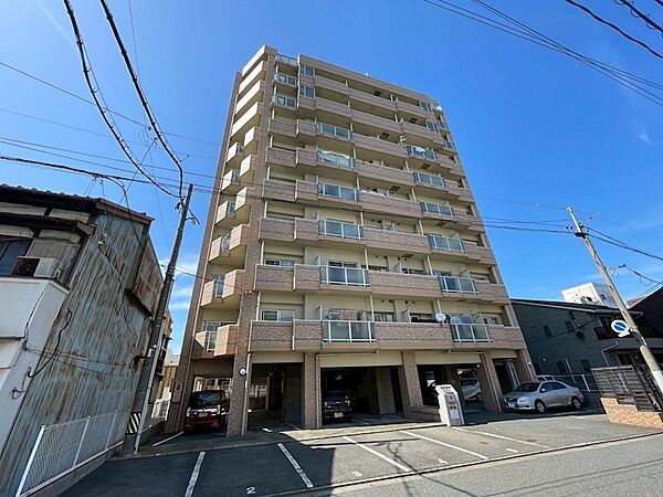 青空が広がる開放的な立地です。広々としたバルコニーが魅力のマンションで、明るい日差しが差し込む住まいをお探しの方におすすめです。敷地内駐車場も完備しています。