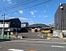 外観：開放感のある青空が広がる現地です。周辺は住宅と事業所が点在し、利便性と落ち着きを兼ね備えたエリアです。