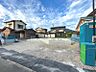 外観：建築中の現地写真です。周辺には住宅が立ち並び、住環境の良さがうかがえます。建築中の様子もご覧いただけます。
