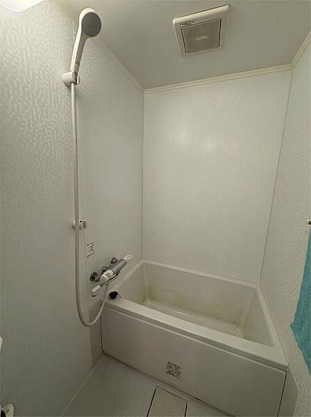 清潔感のある白い壁が印象的な浴室は、一日の疲れを癒すプライベート空間。換気扇付きで快適なバスタイムを。