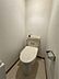 トイレ：温水洗浄便座付きのトイレは、利用後にすぐ手を洗える便利な手洗い器も備え付けられています。日々の生活を快適にする設備です。
