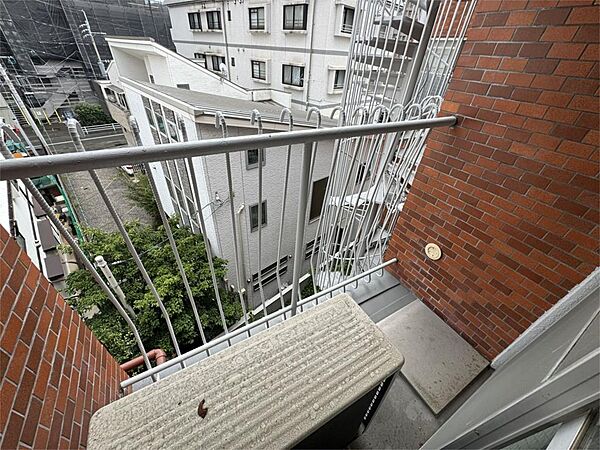 開放感のあるバルコニーは、日々の暮らしにゆとりと彩りを与えます。外の空気を吸いながら、リラックスした時間をお過ごしください。