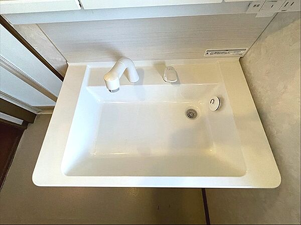 清潔感のある洗面台で、気持ちの良い朝を迎えられます。シンプルなデザインはどんなインテリアにも馴染み、洗面空間をすっきりと見せます。
