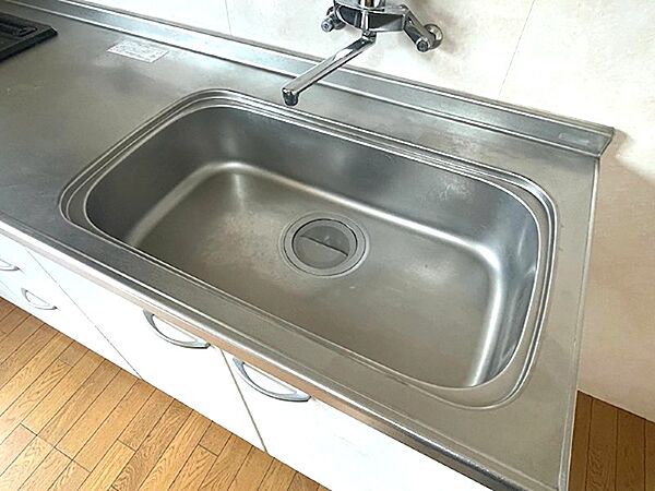 調理スペースを広く確保した使いやすいキッチン。毎日の料理が楽しくなるでしょう。