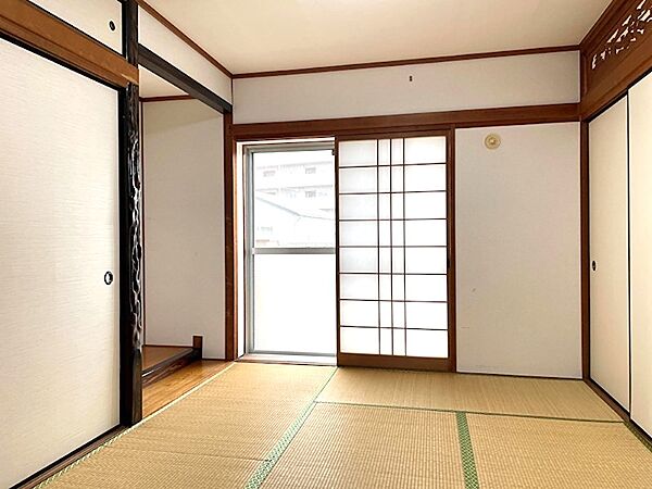 和の趣が心地よい空間。趣のある床の間は、季節の飾り付けで個性を演出できます。心落ち着くひとときをお過ごしください。