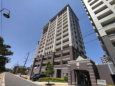 外観：青空に映える外観が印象的なマンションです。落ち着いた色調のコントラストが、都市の景観に調和します。暮らしにゆとりをもたらす居住空間です。