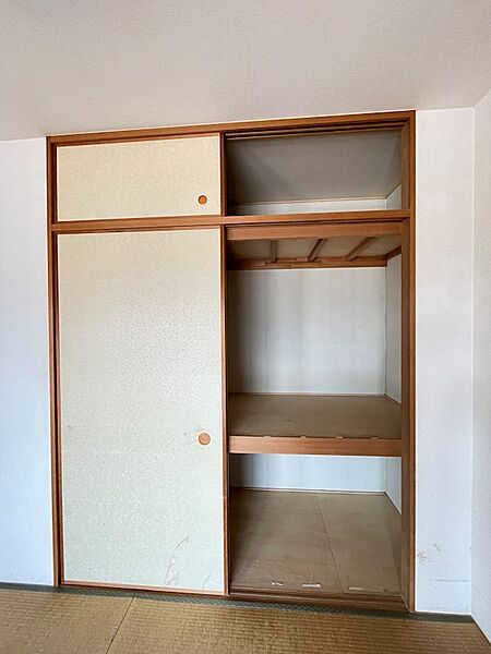 和室に馴染む押入れ収納。上部には天袋があり、季節ものなどかさばる物の収納にも対応します。畳のお部屋をすっきり保てます。
