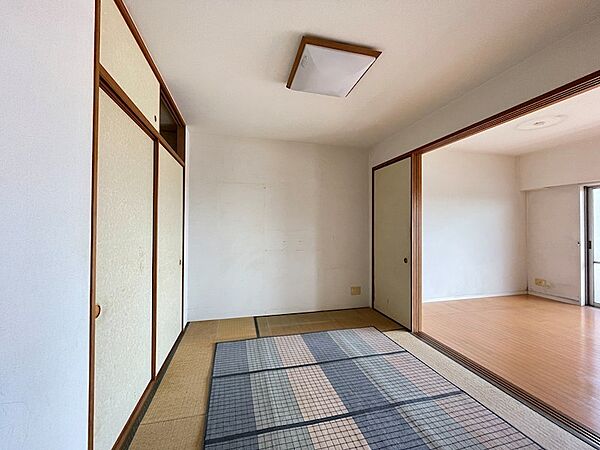 和室と洋室が隣接しており、ライフスタイルに合わせて多様な使い方が可能です。押入れ収納も充実しています。
