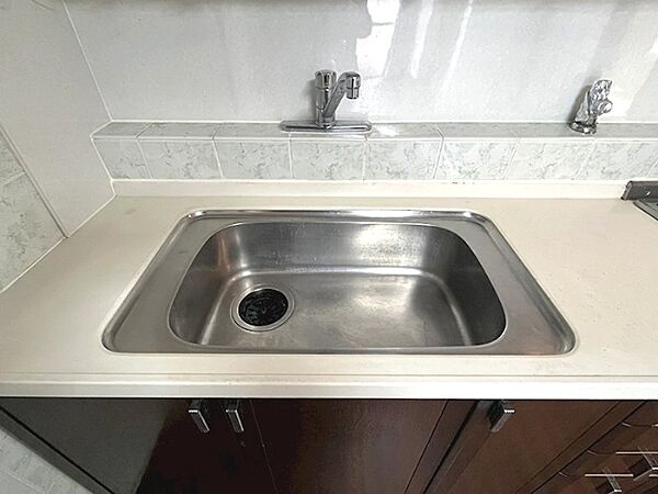 タイル貼りの壁が印象的なキッチンシンク。調理スペースも確保されており、お料理の準備もスムーズに進みます。