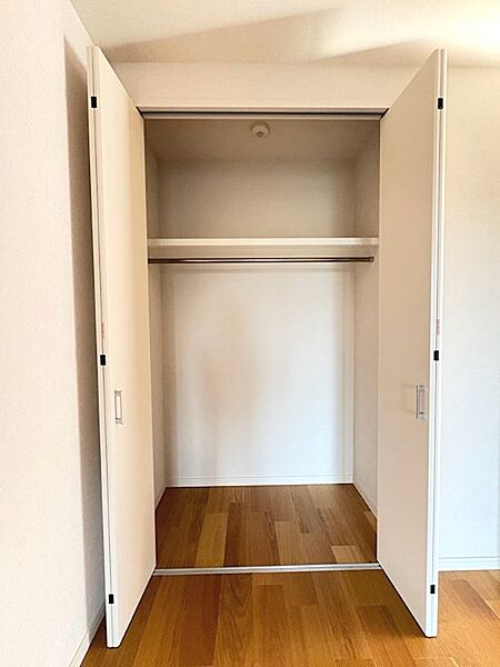 広々としたクローゼットで、丈の長い衣類もすっきり収納可能。上段の棚には小物も置けます。