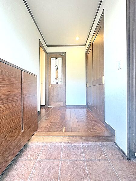 温かみのある木目調の玄関は、毎日の暮らしを優しく迎えます。機能的な収納も備え、すっきりとした空間で新生活を始められます。