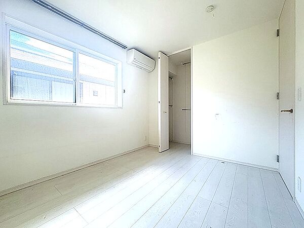 窓から光が差し込む明るいお部屋。ホワイトを基調とした空間は、お子様の成長に合わせて自由にアレンジできます。収納も完備しており、おもちゃや洋服の整理もスムーズです。