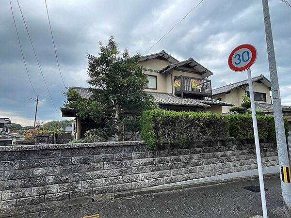 閑静な住宅街に佇む物件。敷地を囲む石積みの外構が重厚感を醸し出しています。南向きバルコニーで日当たりも良好です。