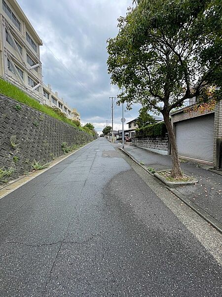 現地はゆるやかな坂道に面しており、周辺には住宅が点在しています。落ち着いた住環境で新生活を始めてみませんか。