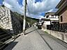 その他：緑豊かな山並みを望む、閑静な住宅地の前面道路です。周辺は落ち着いた住環境で、穏やかな暮らしを求める方に適しています。