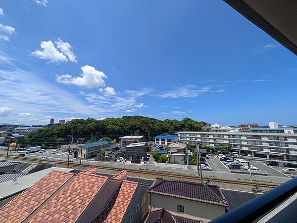 晴れた日には青空と遠くの山並みを望める眺望。開放感のある景色が日々の暮らしに潤いを与えます。
