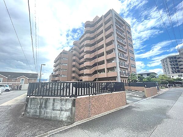 落ち着いた色合いの外観が魅力のマンションです。開放感のある広々とした敷地で、快適な暮らしを始めませんか。
