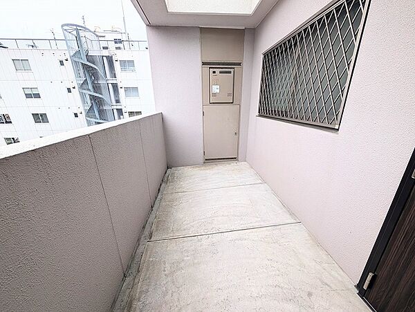 空を仰ぎ、開放感に浸れるバルコニー。心地よい風を感じながら、思い思いの時間を過ごせます。