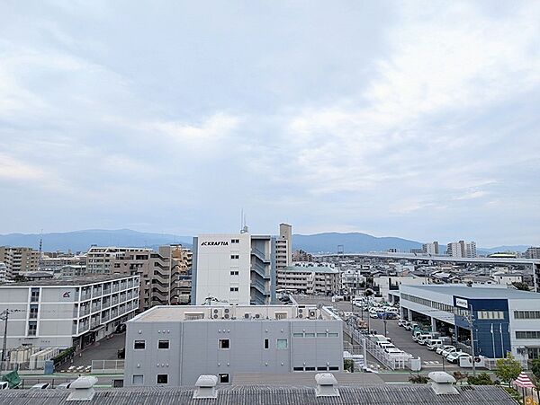 遠くまで広がる街並みと空が心地よい開放感を演出します。日々の暮らしに明るさをもたらす眺望です。