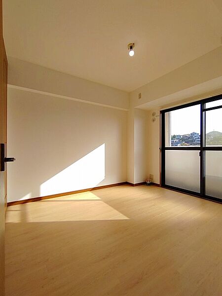 明るい日差しが差し込む洋室は、お子様の勉強部屋や趣味の部屋としても活用できます。どんな家具にも馴染む、落ち着いた色合いのフローリングも魅力です。