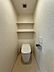 トイレ：タンクレスですっきりとした印象のトイレで、収納棚もあり、機能性とデザイン性を両立した空間です。