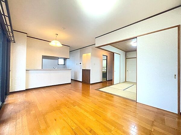 明るいフローリングが広がるLDKは、対面キッチンで会話も弾む空間。隣接する和室は、来客時や寛ぎのスペースにも活用できます。