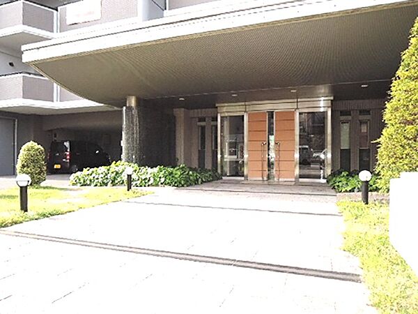 緑が配されたアプローチが、住む方や訪れる方を優しくお迎えします。雨の日も安心の車寄せも備わっています。