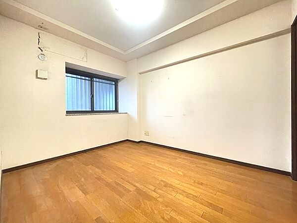 明るいフローリングが魅力の居室。窓から光が差し込み、風通しも良好です。シンプルな空間で、お好みの家具を配置して自由にアレンジできます。