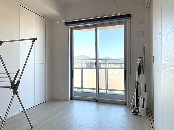 明るい陽光が差し込む洋室には、収納力のあるクローゼットを完備。すっきりとした空間で、快適な毎日をお過ごしいただけます。