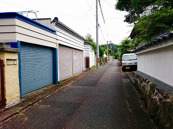 閑静な住宅街に位置し、落ち着いた暮らしを実現します。前面道路は車の通りも少なく、お子様のいるご家庭も安心です。