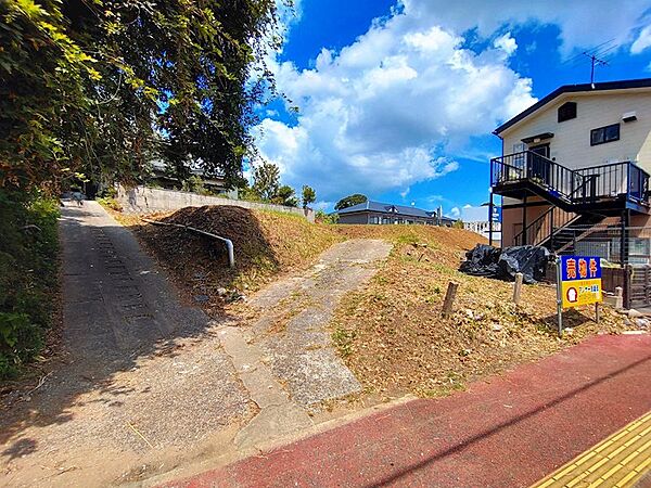 青空が広がる開放的な立地！ご家族でのびのび暮らせる、穏やかな住環境が魅力の建築条件なし売地です。夢のマイホームを実現しませんか。