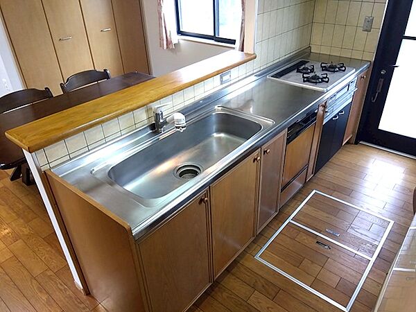 収納力の高いシステムキッチンは、お料理をされる方の強い味方です。作業スペースも確保されており、快適な調理時間をお届けします。