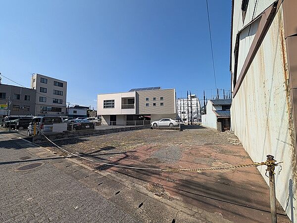 陽光が降り注ぐ更地。自由な発想で理想の建物を実現できます。