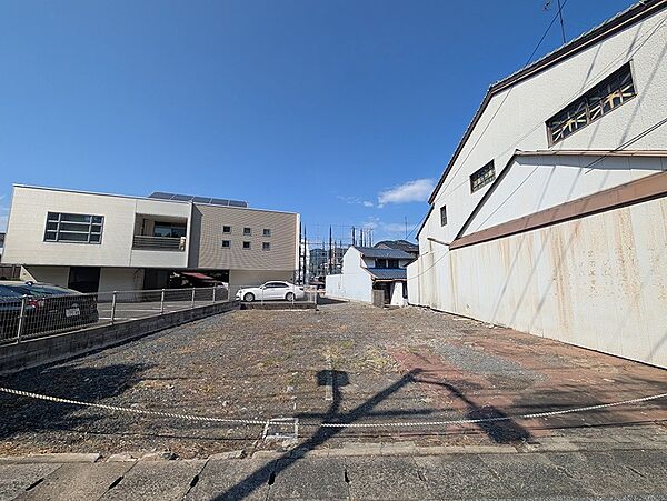 青空が広がる現地写真です。建物の建築にも適した環境です。広々とした敷地で、お客様の理想の住まいを形にできます。