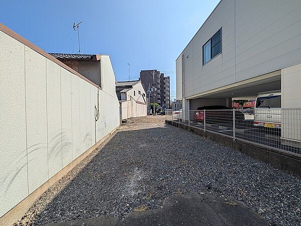 敷地内の現状です。更地として、将来の活用を検討いただける土地です。周辺には住宅やアパートが立ち並び、生活利便性も考慮できます。