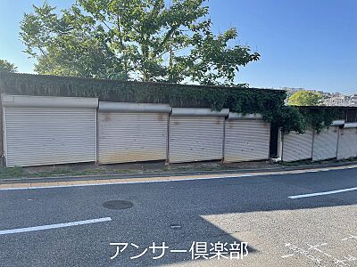 外観：現況はシャッター付き車庫が7台分あります