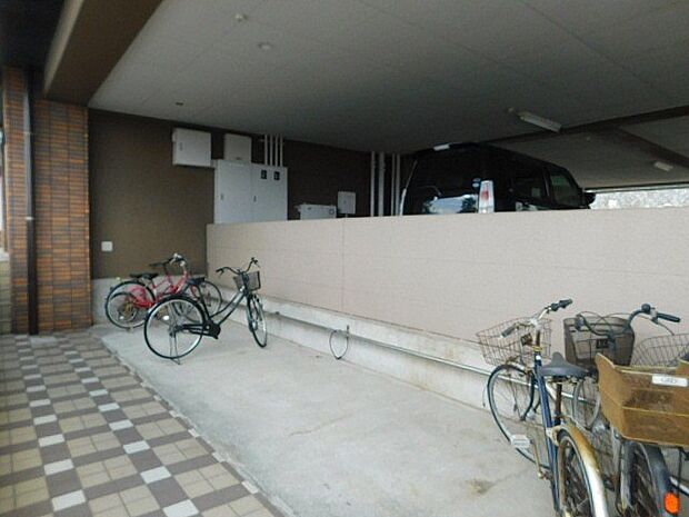 屋根付きの駐輪場♪雨や日差しで自転車が劣化するのを防いでくれます♪