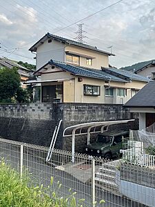 外観:シャッター付き車庫あります 外観:シャッター付き車庫あります