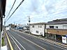 その他：現地前面道路の様子。交通量や周辺施設など、日々の暮らしやすさをご自身の目でご確認ください。