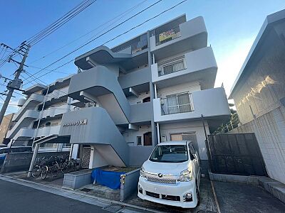 外観：3面バルコニー付きで通風良好！人気の角部屋です！