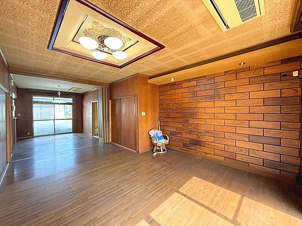 広々したリビングは、和室を開けることでより開放的な空間になります！