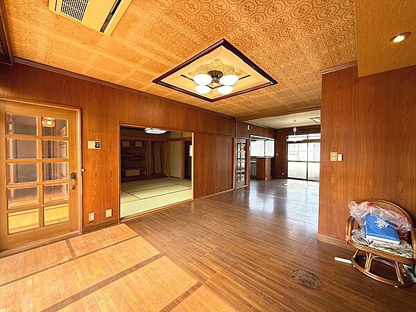 広々としたリビングは、家族が集まる団らんの場所にぴったり。隣接する和室は、来客時やお昼寝スペースとしても活用できます。窓から光が差し込み、明るい空間でゆったりとした時間をお過ごしください。