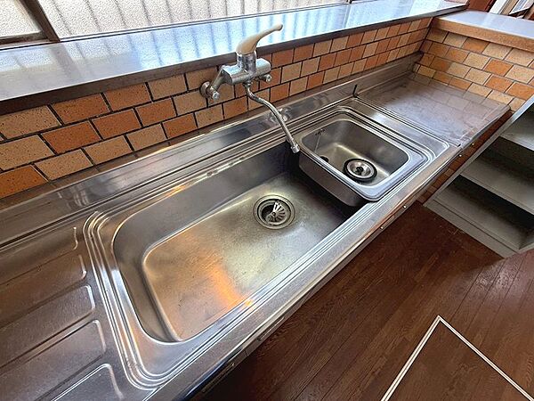 広々としたシンクは、調理器具や食器もまとめて洗えます。機能的なキッチンで、毎日の料理を快適にお楽しみください。