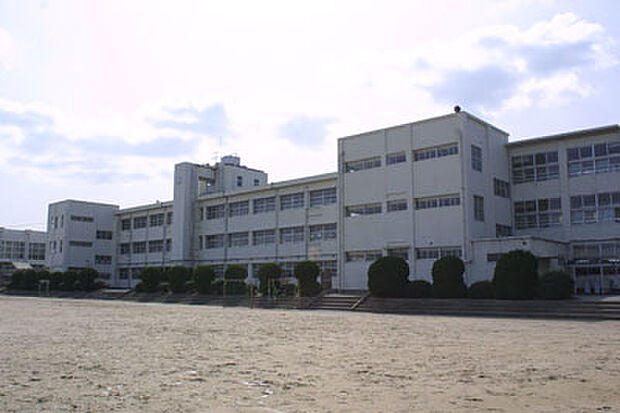 遠賀町立遠賀中学校（1722m）