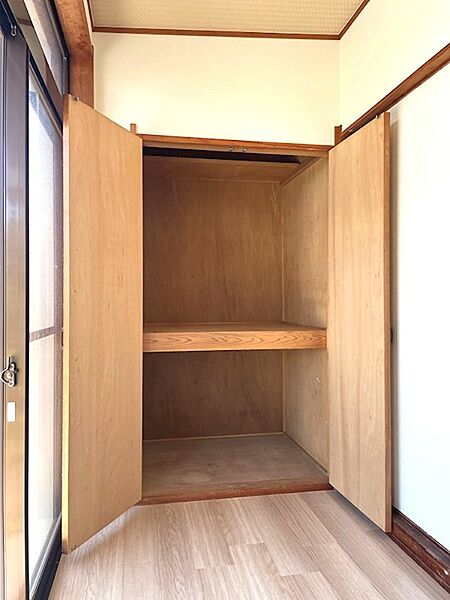 明るい木目調の収納は、お部屋に自然な温もりと整理整頓をもたらします。中段の棚が、多様な収納ニーズに対応します。