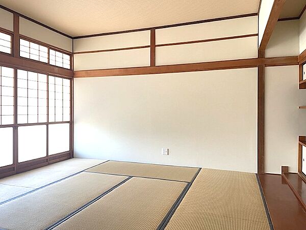 和の趣を感じる居室は、障子からの柔らかな光が心地よい空間です。畳の上でくつろぎのひとときをお過ごしいただけます。